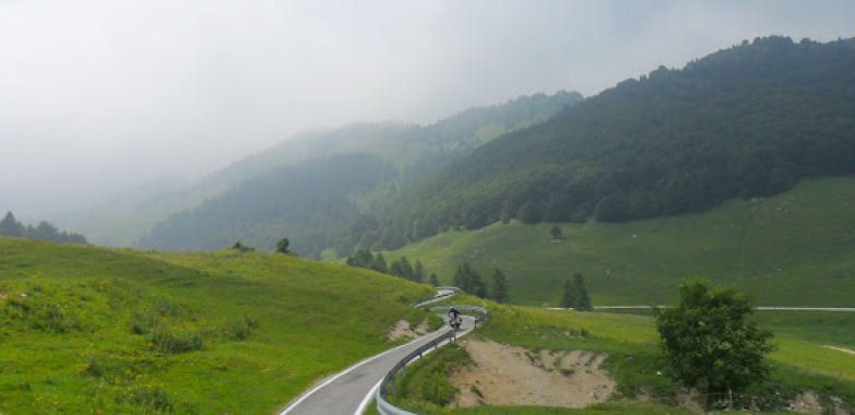 Nell’Altopiano di Asiago in Moto: Un Viaggio tra Paesaggi Incantevoli e Storia