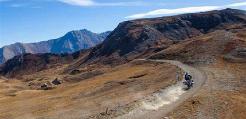 Affronta l’Avventura in Moto sulla Strada dell’Assietta: Un Viaggio Epico tra le Alpi