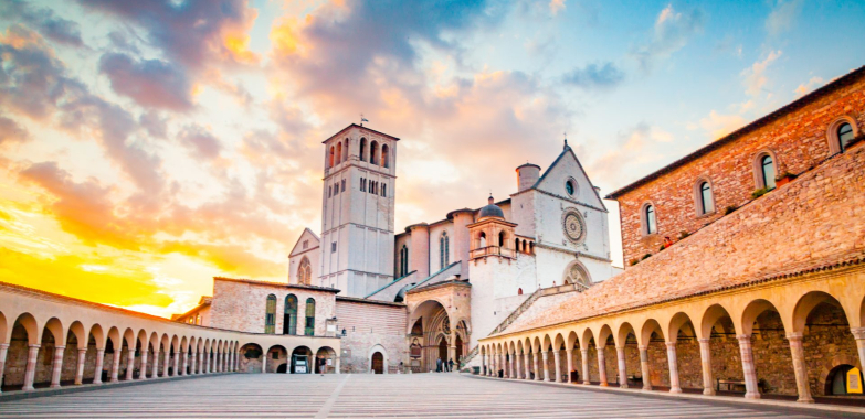 Esplorare Assisi e i Suoi Dintorni in Moto: Un Viaggio tra Spiritualità e Bellezze Naturali