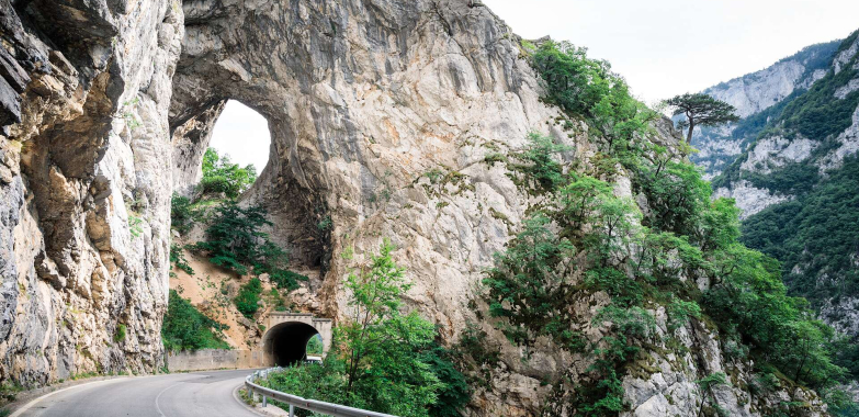 Attraverso la Foresta Nera in Moto: Una Scoperta di Paesaggi e Strade Epiche