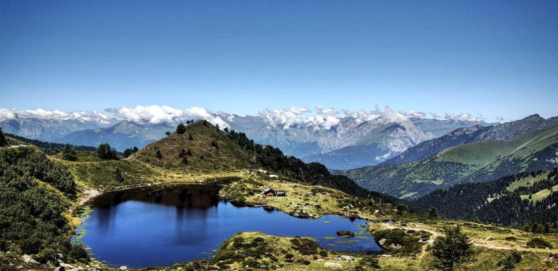 Un Epico Giro in Moto dei Cinque Laghi Attraverso il Passo Crocedomini e Maniva